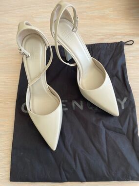 Givenchy G-lock cream Ankle
Strap Platform Heel Pump
